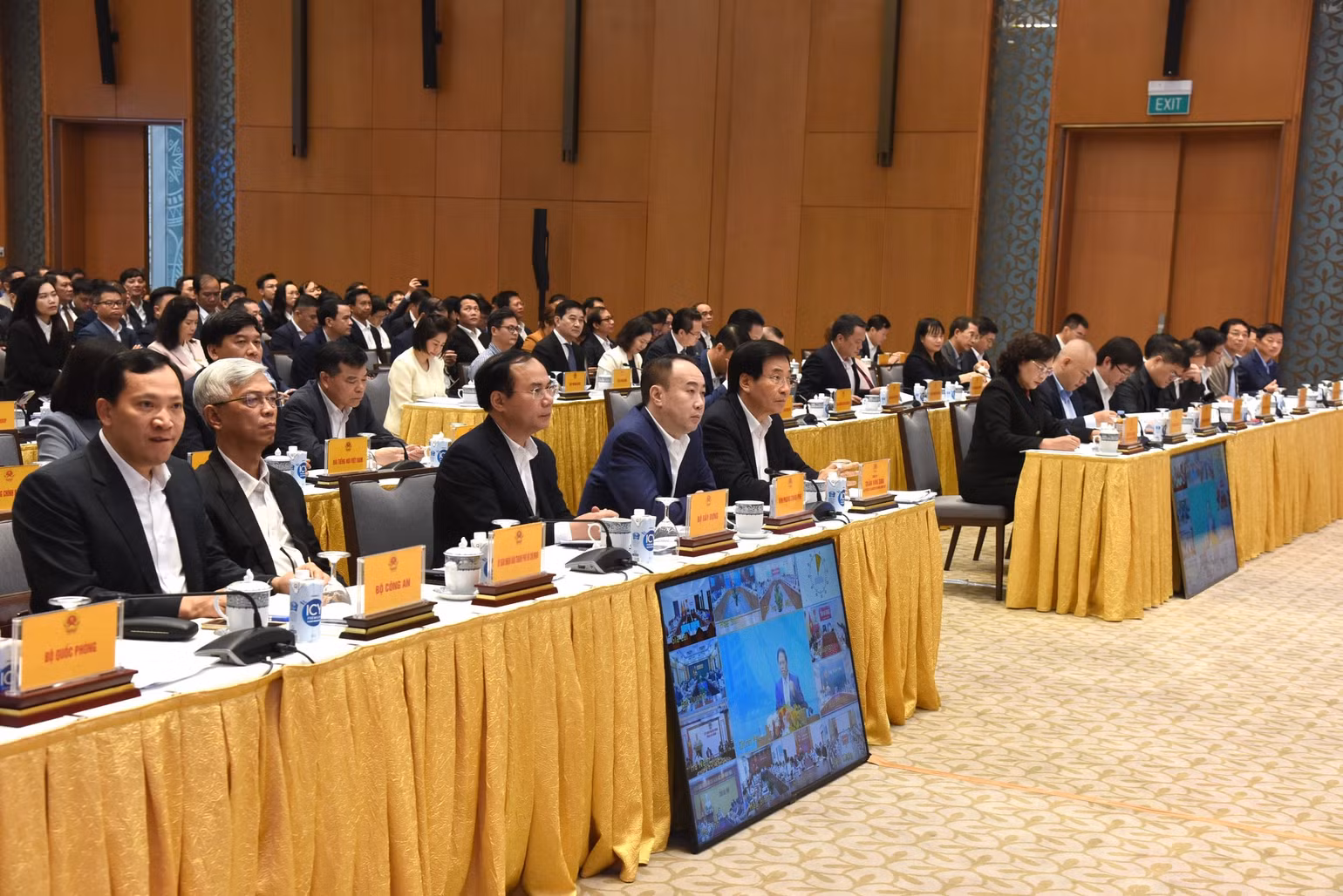 Đại diện lãnh đạo các bộ, ban ngành tham dự hội nghị. Đại diện lãnh đạo các bộ, ban ngành tham dự hội nghị.