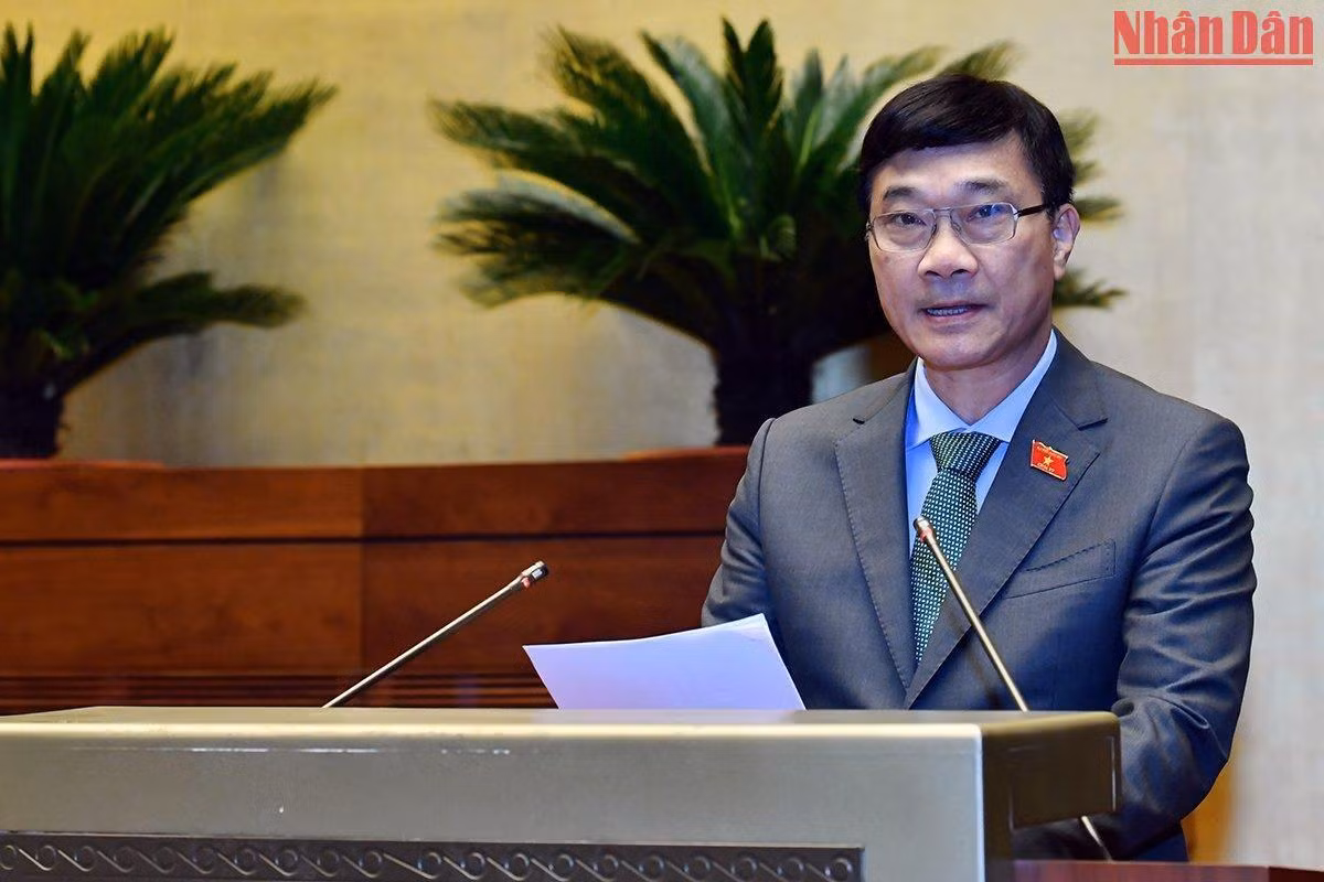 Chủ nhiệm Ủy ban Kinh tế của Quốc hội Vũ Hồng Thanh trình bày Báo cáo tiếp thu, chỉnh lý và giải trình ý kiến đại biểu Quốc hội về dự thảo Nghị quyết về Kế hoạch phát triển kinh tế-xã hội năm 2023. (Ảnh: THỦY NGUYÊN)