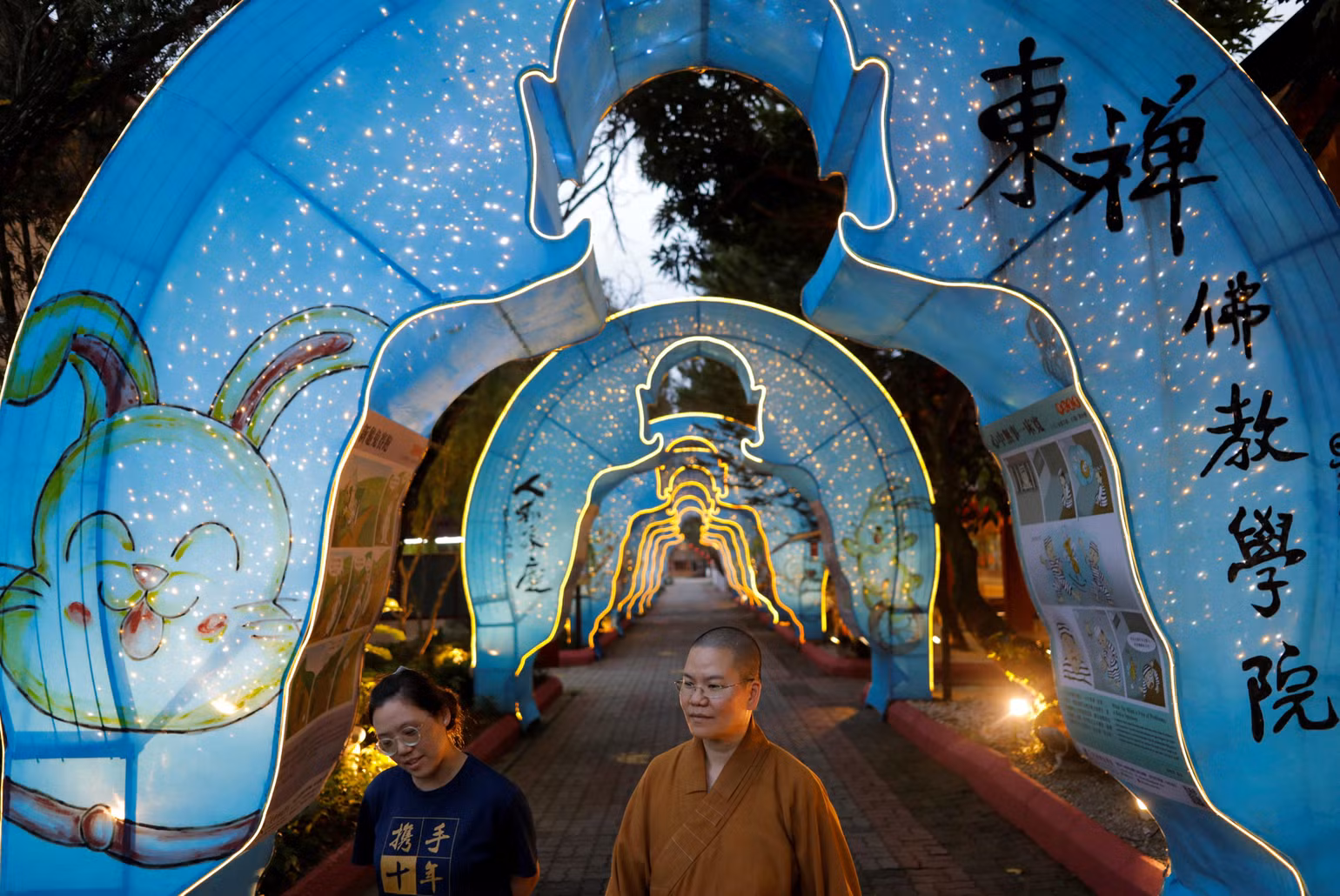 Ngôi chùa ở Jenjarom, Selangor, Malaysia được trang trí với chủ đề đón Tết Nguyên đán. (Ảnh: Reuters)