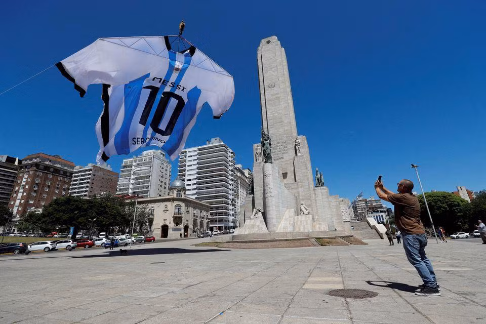 Chiếc áo đấu khổng lồ của tuyển Argentina có tên Messi tại Monumento a la Bandera ở Rosario, Argentina. (Ảnh: Reuters) Chiếc áo đấu khổng lồ của tuyển Argentina có tên Messi tại Monumento a la Bandera ở Rosario, Argentina. (Ảnh: Reuters)