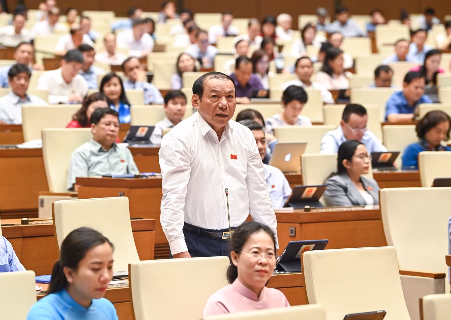 Bộ trưởng Văn hóa, Thể thao và Du lịch Nguyễn Văn Hùng giải trình, làm rõ ý kiến đại biểu Quốc hội nêu tại phiên thảo luận. (Ảnh: DUY LINH)