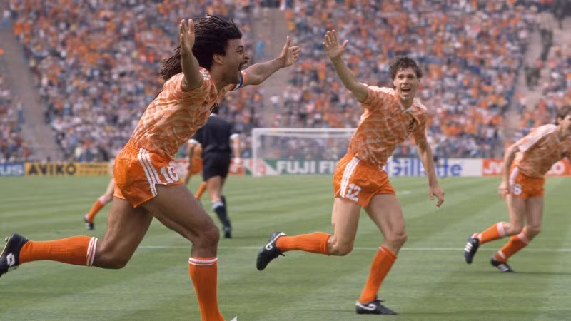 Ruud Gullit và Marco van Basten ăn mừng bàn mở tỷ số của Hà Lan trong trận chung kết EURO 1988. (Ảnh: Popperfoto/Getty Images) Ruud Gullit và Marco van Basten ăn mừng bàn mở tỷ số của Hà Lan trong trận chung kết EURO 1988. (Ảnh: Popperfoto/Getty Images)