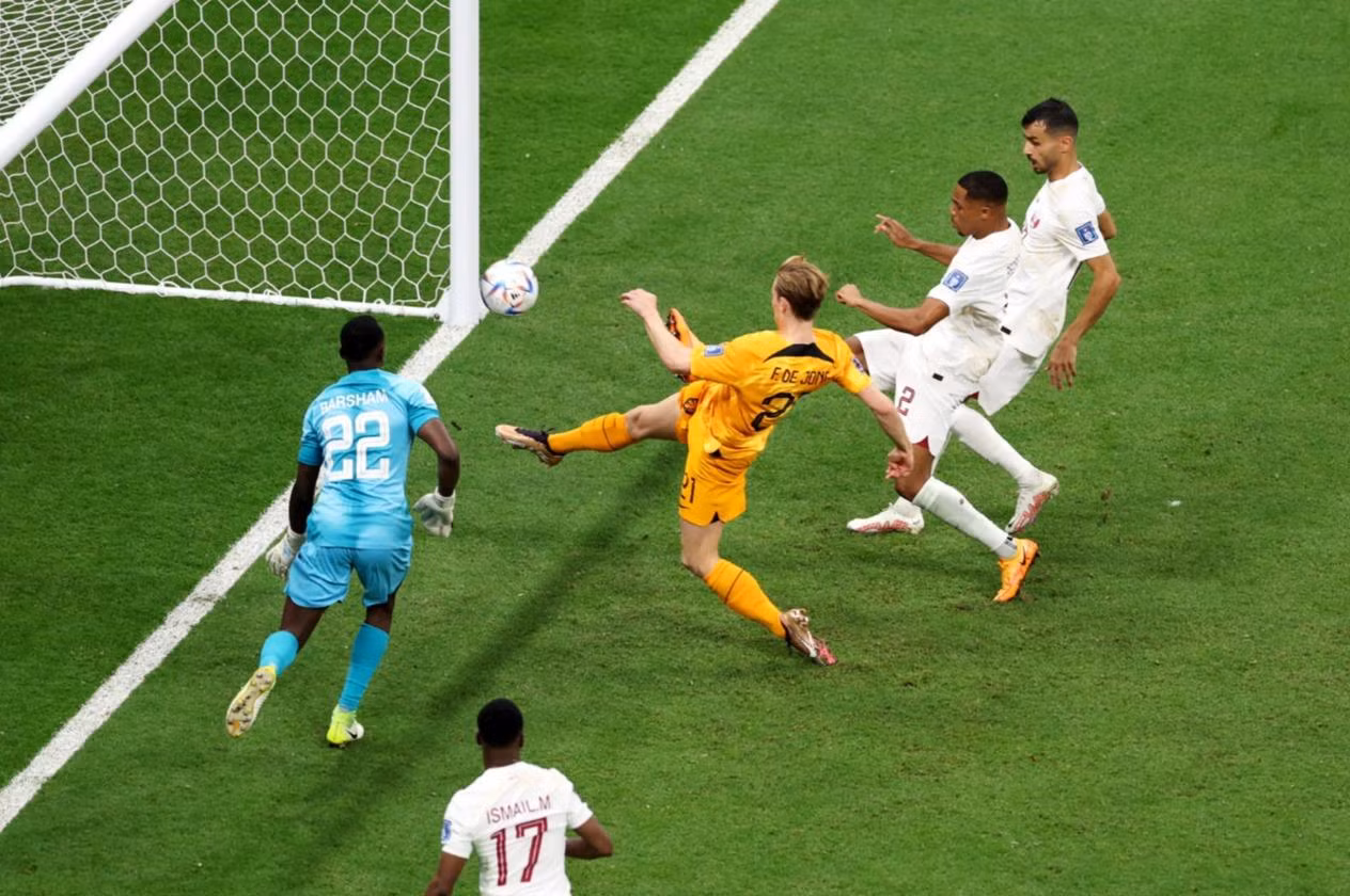 De Jong dễ dàng nâng tỷ số lên 2-0 cho Hà Lan. (Ảnh: FIFA)