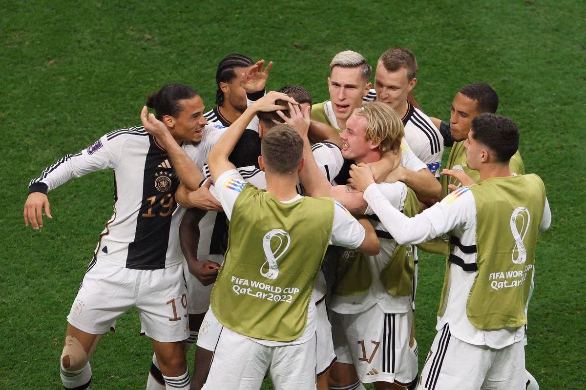 Niclas Fullkrug ăn mừng bàn thắng gỡ hòa 1-1 cùng đồng đội. (Ảnh: Reuters)