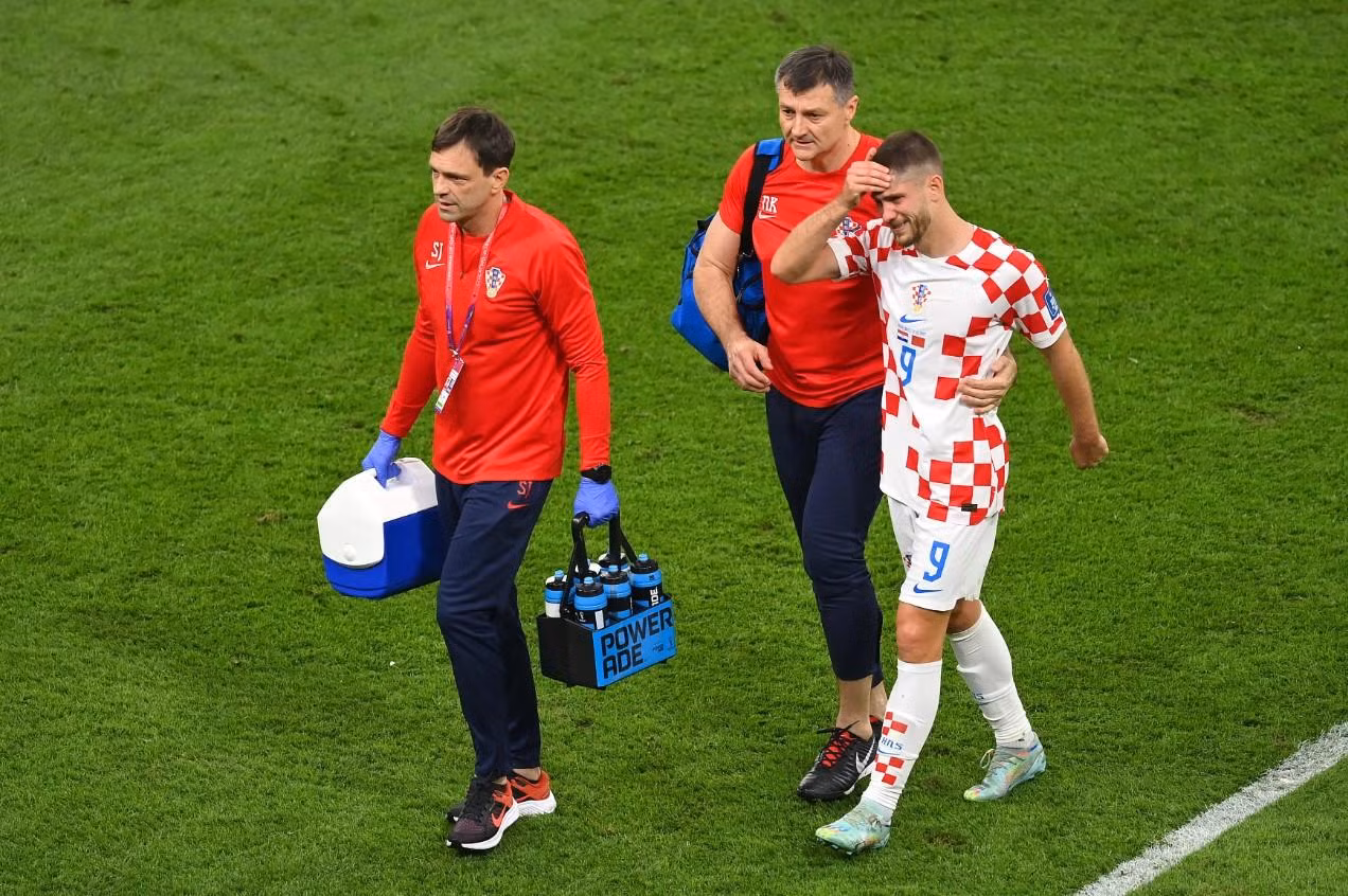 Kramaric bị đau trong hiệp 2 và buộc phải rời sân trong nước mắt. (Ảnh: FIFA)