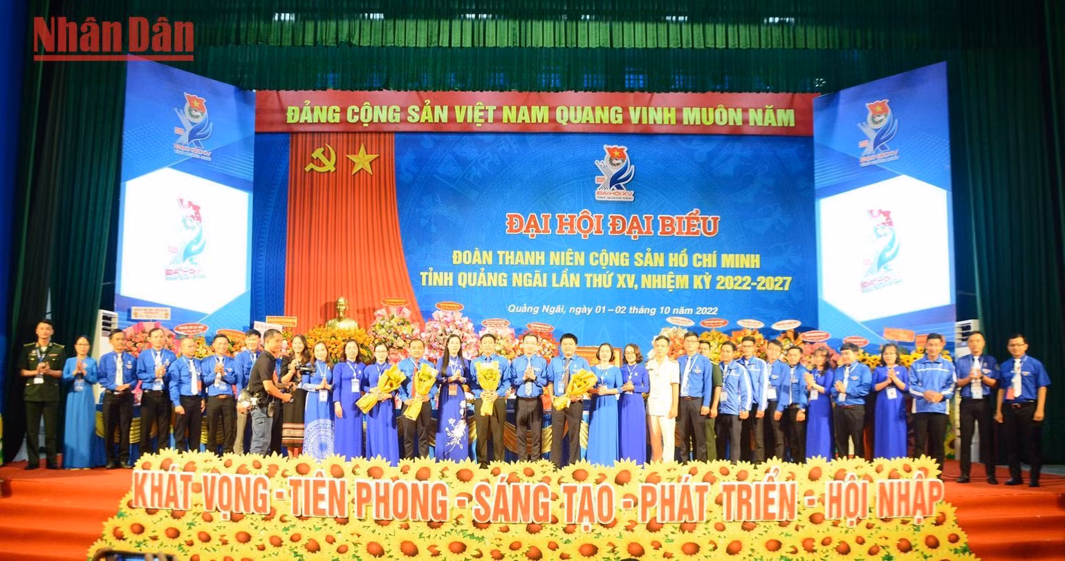 Ban Chấp hành Tỉnh đoàn Quảng Ngãi khóa XV, nhiệm kỳ 2022- 2027 ra mắt Đại hội.
