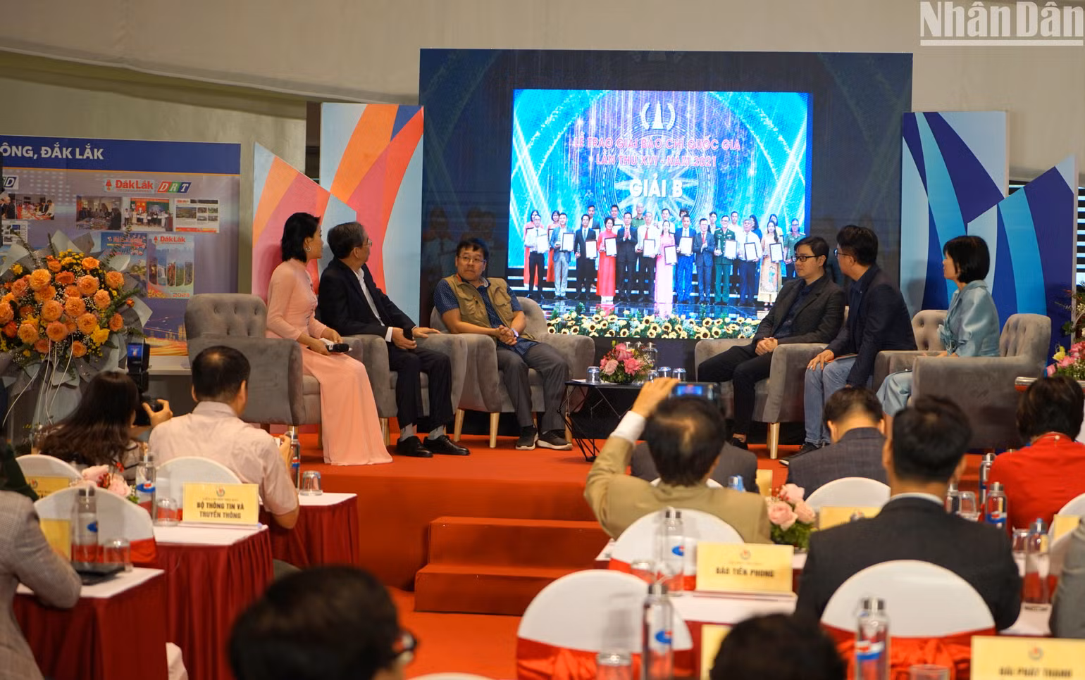 Tọa đàm là dịp để thắp lên ngọn lửa đam mê nghề nghiệp, động viên các nhà báo tiếp tục dấn thân và sáng tạo để cho ra đời những tác phẩm xuất sắc hơn nữa. (Ảnh: TRUNG HƯNG)