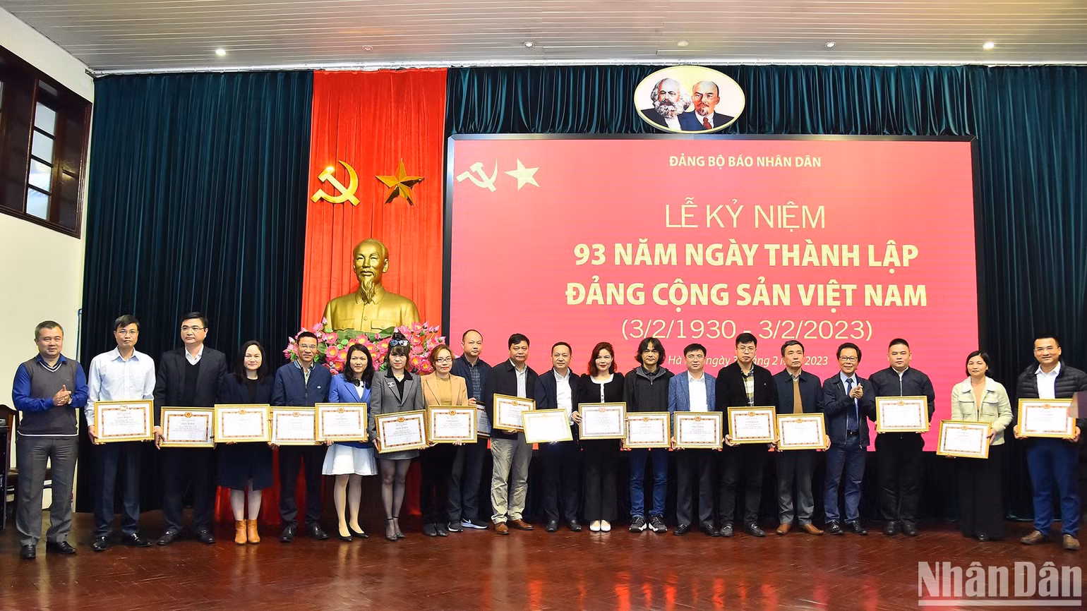 Trao Giấy khen của Đảng ủy Báo Nhân Dân cho các đảng viên có thành tích hoàn thành xuất sắc nhiệm vụ năm 2022. (Ảnh: THỦY NGUYÊN)