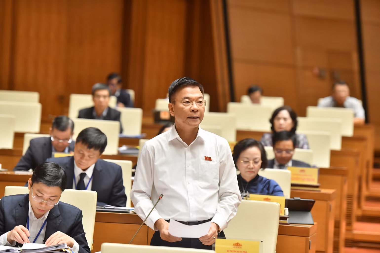 Bộ trưởng Tư pháp Lê Thành Long trả lời chất vấn của các đại biểu Quốc hội. (Ảnh: ĐĂNG KHOA) Bộ trưởng Tư pháp Lê Thành Long trả lời chất vấn của các đại biểu Quốc hội. (Ảnh: ĐĂNG KHOA)