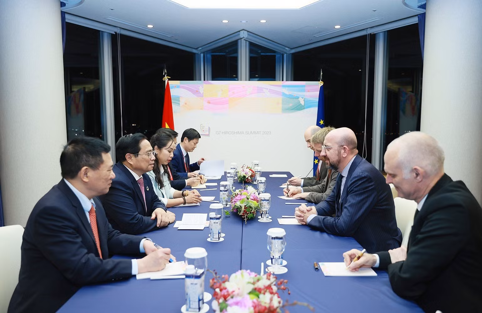 Thủ tướng Phạm Minh Chính gặp Chủ tịch Hội đồng châu Âu Charles Michel. (Ảnh: DƯƠNG GIANG/TTXVN)