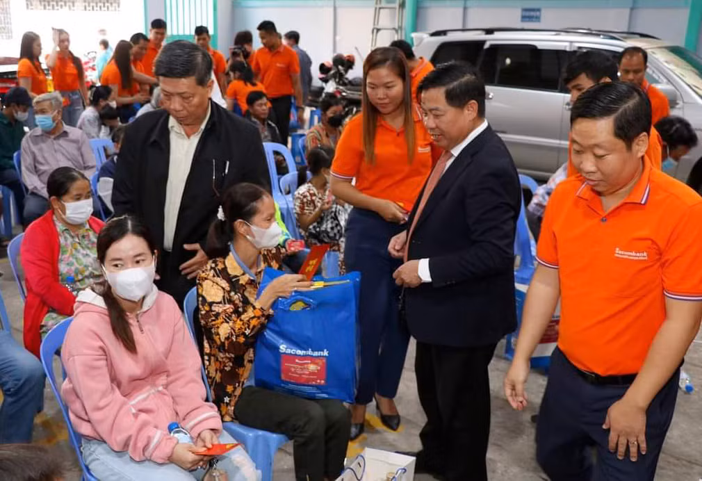 Sacombank Campuchia tặng bà con quà Tết. (Ảnh: NGUYỄN HIỆP) Sacombank Campuchia tặng bà con quà Tết. (Ảnh: NGUYỄN HIỆP)