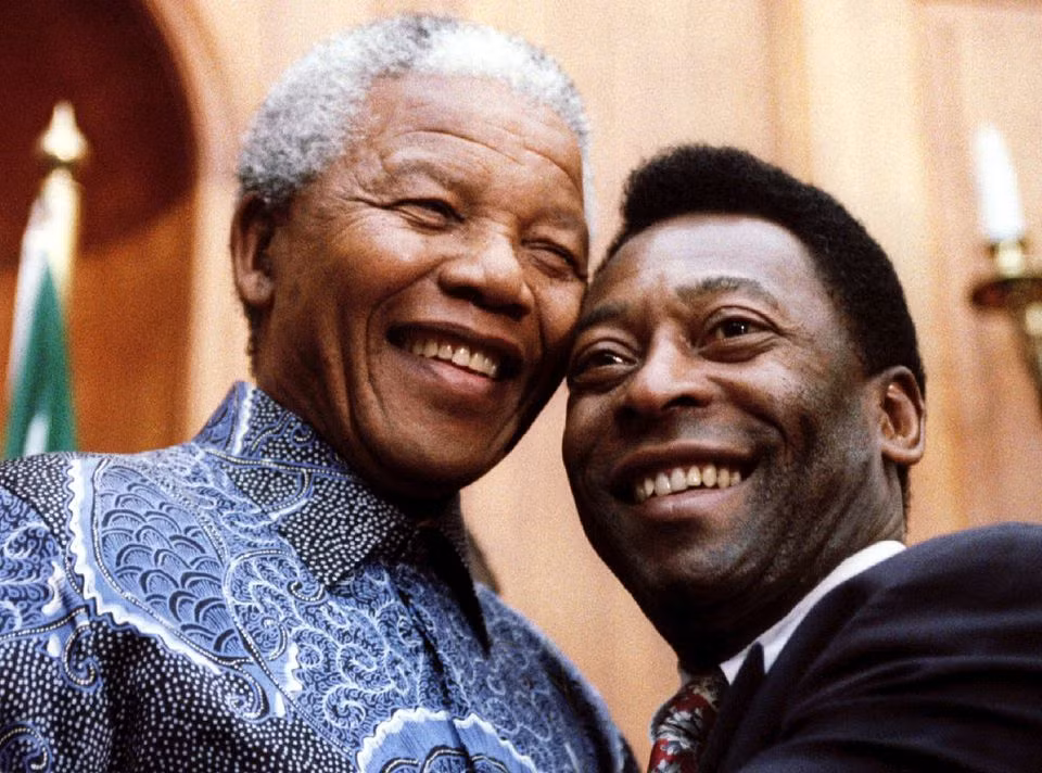 Tổng thống Nelson Mandela và huyền thoại bóng đá người Brazil Pelé trong cuộc gặp gỡ tại Pretoria, Nam Phi, ngày 24/3/1995. (Ảnh: Reuters) Tổng thống Nelson Mandela và huyền thoại bóng đá người Brazil Pelé trong cuộc gặp gỡ tại Pretoria, Nam Phi, ngày 24/3/1995. (Ảnh: Reuters)