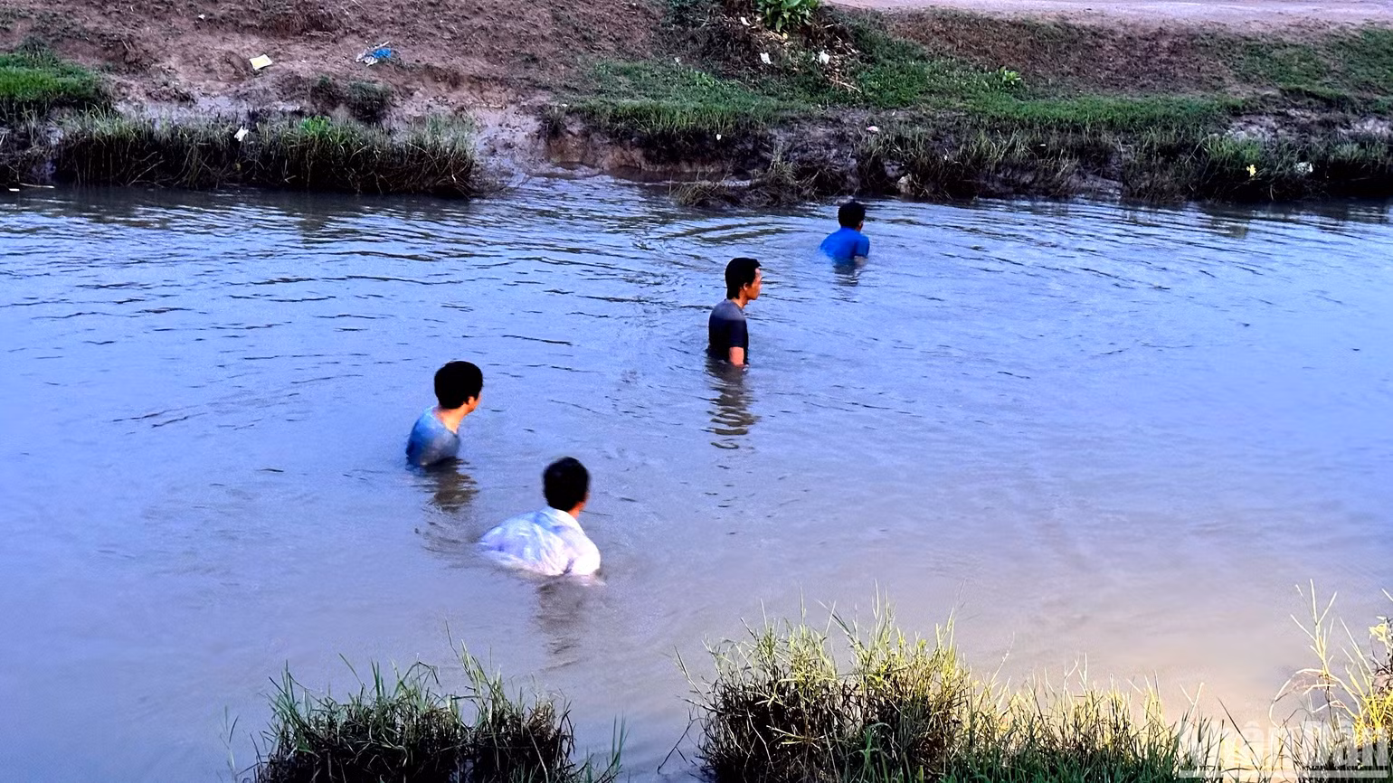 Người dân dàn hàng ngang đi dọc dưới kênh tìm kiếm các nạn nhân. Người dân dàn hàng ngang đi dọc dưới kênh tìm kiếm các nạn nhân.