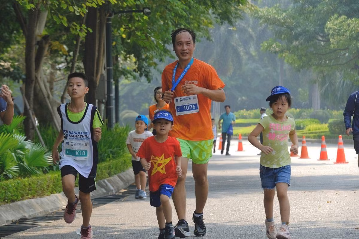 Các vận động viên nhí cùng gia đình tham gia giải chạy.