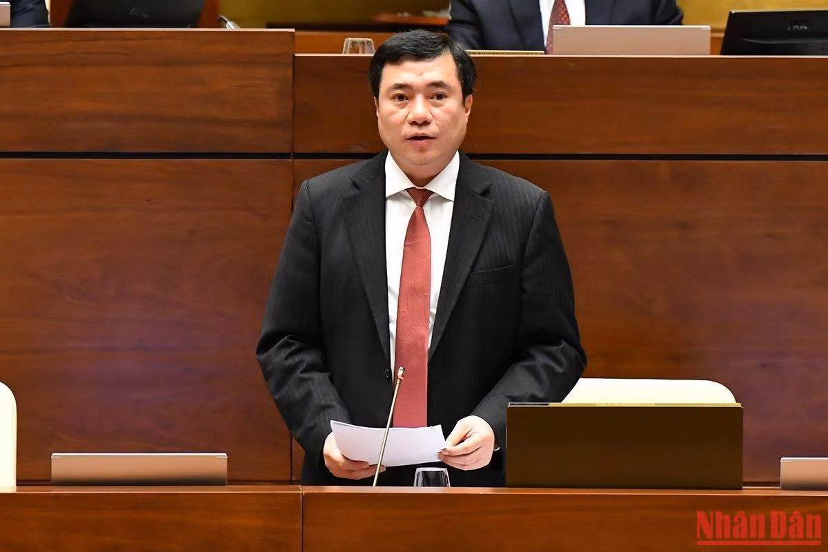 Thứ trưởng Công thương Nguyễn Sinh Nhật Tân giải trình, làm rõ một số nội dung đại biểu Quốc hội nêu tại phiên họp. (Ảnh: THỦY NGUYÊN) Thứ trưởng Công thương Nguyễn Sinh Nhật Tân giải trình, làm rõ một số nội dung đại biểu Quốc hội nêu tại phiên họp. (Ảnh: THỦY NGUYÊN)