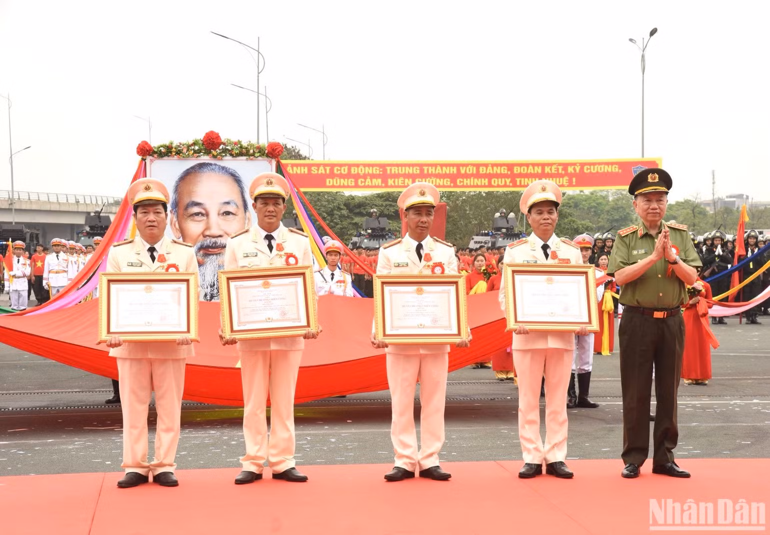 Đại tướng Tô Lâm, Bộ trưởng Công an trao Huân chương Chiến công hạng Nhất và hạng Nhì tặng một số cá nhân thuộc Lực lượng Cảnh sát cơ động. (Ảnh: Trần Hải) Đại tướng Tô Lâm, Bộ trưởng Công an trao Huân chương Chiến công hạng Nhất và hạng Nhì tặng một số cá nhân thuộc Lực lượng Cảnh sát cơ động. (Ảnh: Trần Hải)