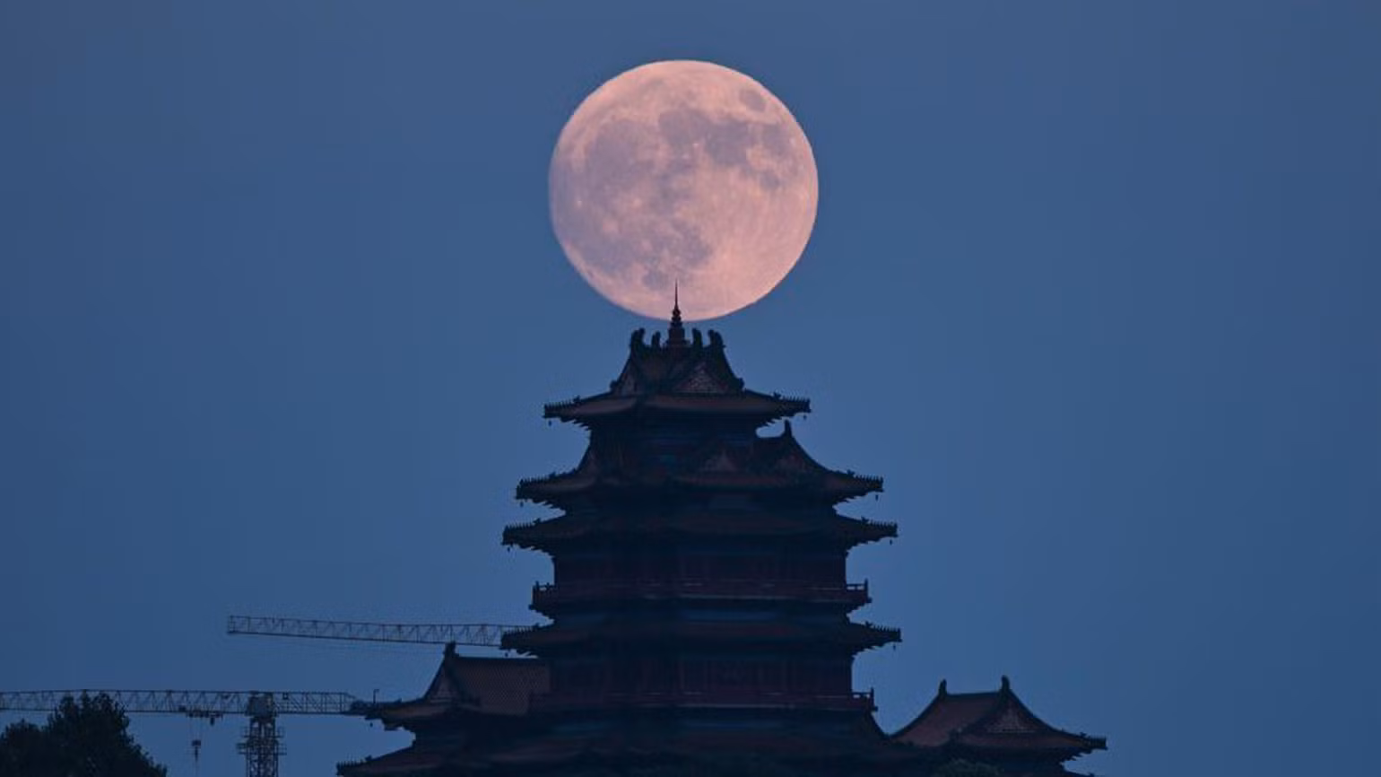 Siêu trăng trên bầu trời Nam Kinh, tỉnh Giang Tô, Trung Quốc. (Ảnh: Getty Images)