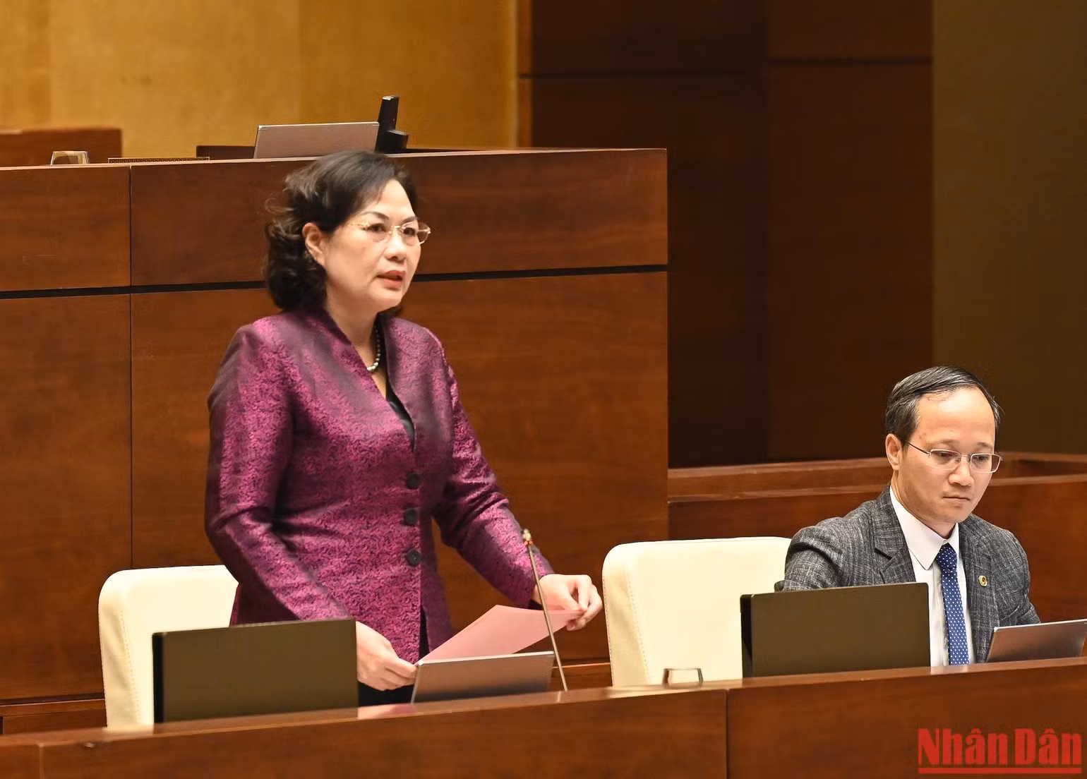 Thống đốc Ngân hàng Nhà nước Việt Nam Nguyễn Thị Hồng phát biểu giải trình, làm rõ một số vấn đề đại biểu Quốc hội nêu. Ảnh: DUY LINH Thống đốc Ngân hàng Nhà nước Việt Nam Nguyễn Thị Hồng phát biểu giải trình, làm rõ một số vấn đề đại biểu Quốc hội nêu. Ảnh: DUY LINH