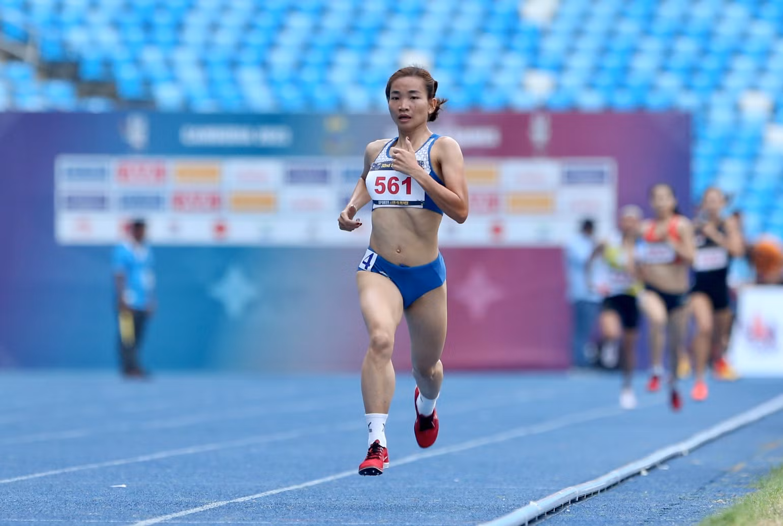 Nguyễn Thị Oanh cho thấy đẳng cấp của nhà vô địch SEA Games khi bỏ xa các đối thủ bám đuổi để một mình băng băng về đích.