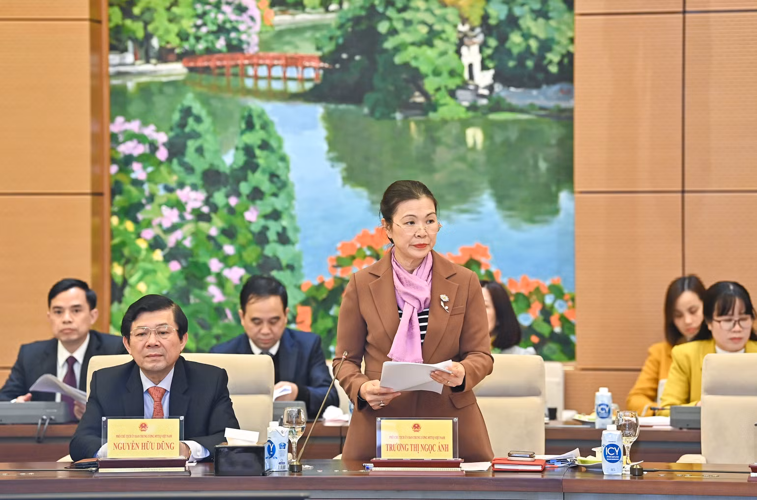 Phó Chủ tịch Ủy ban Trung ương Mặt trận Tổ quốc Việt Nam Trương Thị Ngọc Ánh trình bày dự thảo báo cáo.