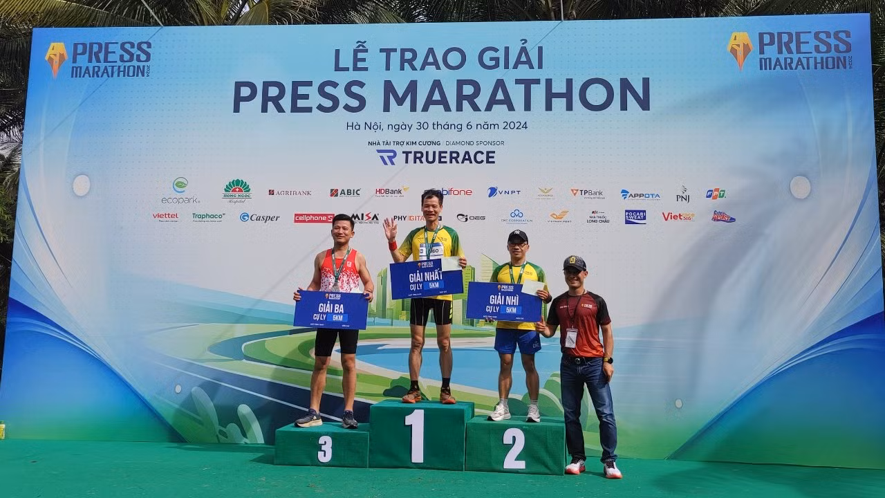 Runner Lê Bảo Trung trên bục nhận giải Nhất cự ly 5km nam. (Ảnh: TRUNG HƯNG)