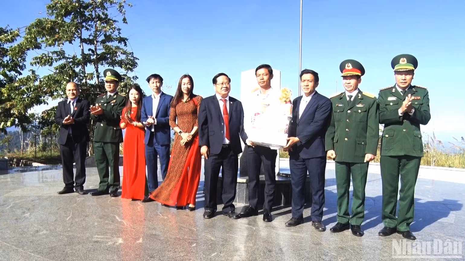 Đồng chí Lê Ngọc Tuấn tặng quà động viên tinh thần đến nhân dân xã Pờ Y, huyện Ngọc Hồi.
