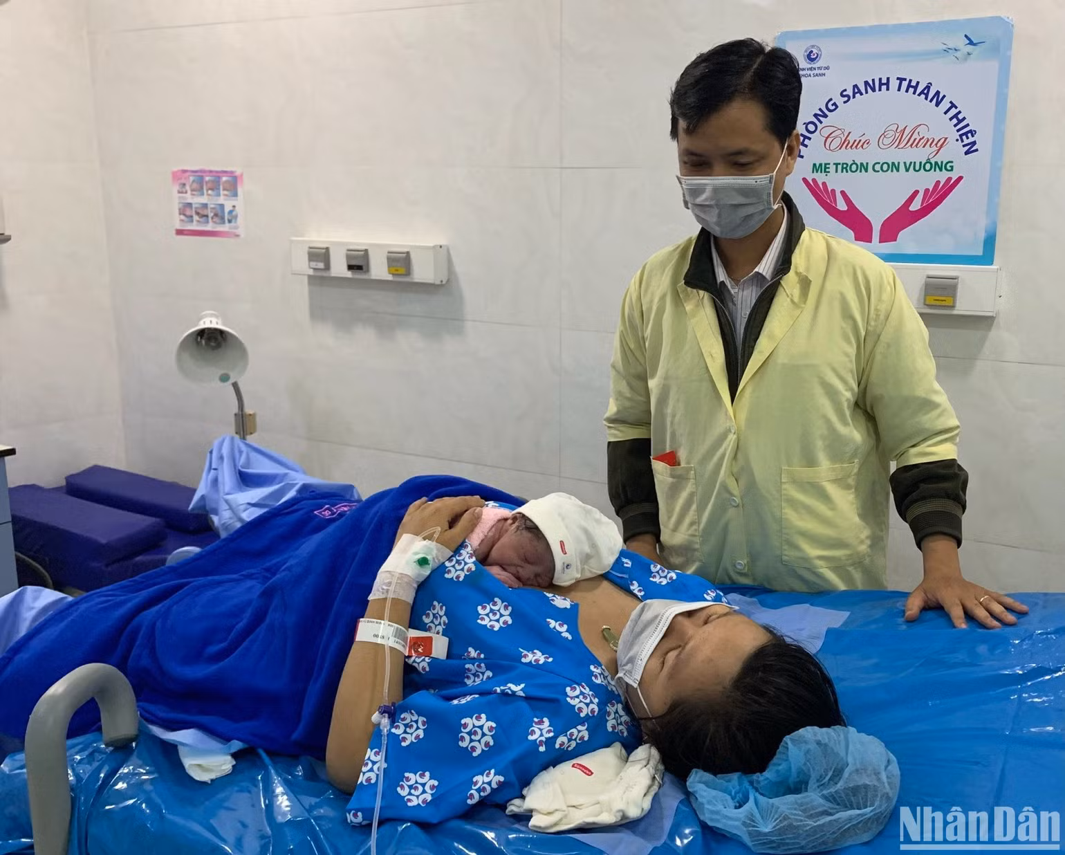 Gia đình anh Đặng Bá Ngoạn (29 tuổi, sống ở Bình Dương) dự kiến đặt bé gái mới chào đời với tên Đặng Hoàng Phương Uyên. Trưa 21/1, anh Ngoạn đưa vợ lên Bệnh viện Từ Dũ. "Chúng tôi đón thêm thành viên mới trong thời khắc ý nghĩa của Tết Nguyên đán".