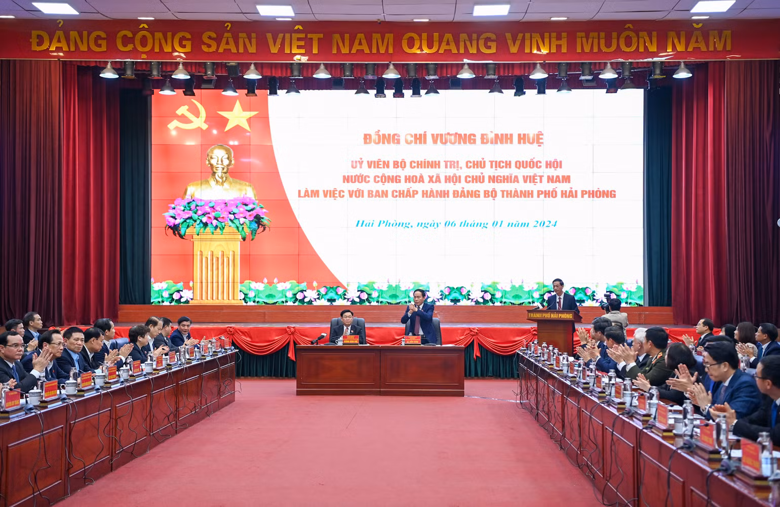 Quang cảnh buổi làm việc với Ban Chấp hành Đảng bộ thành phố Hải Phòng.