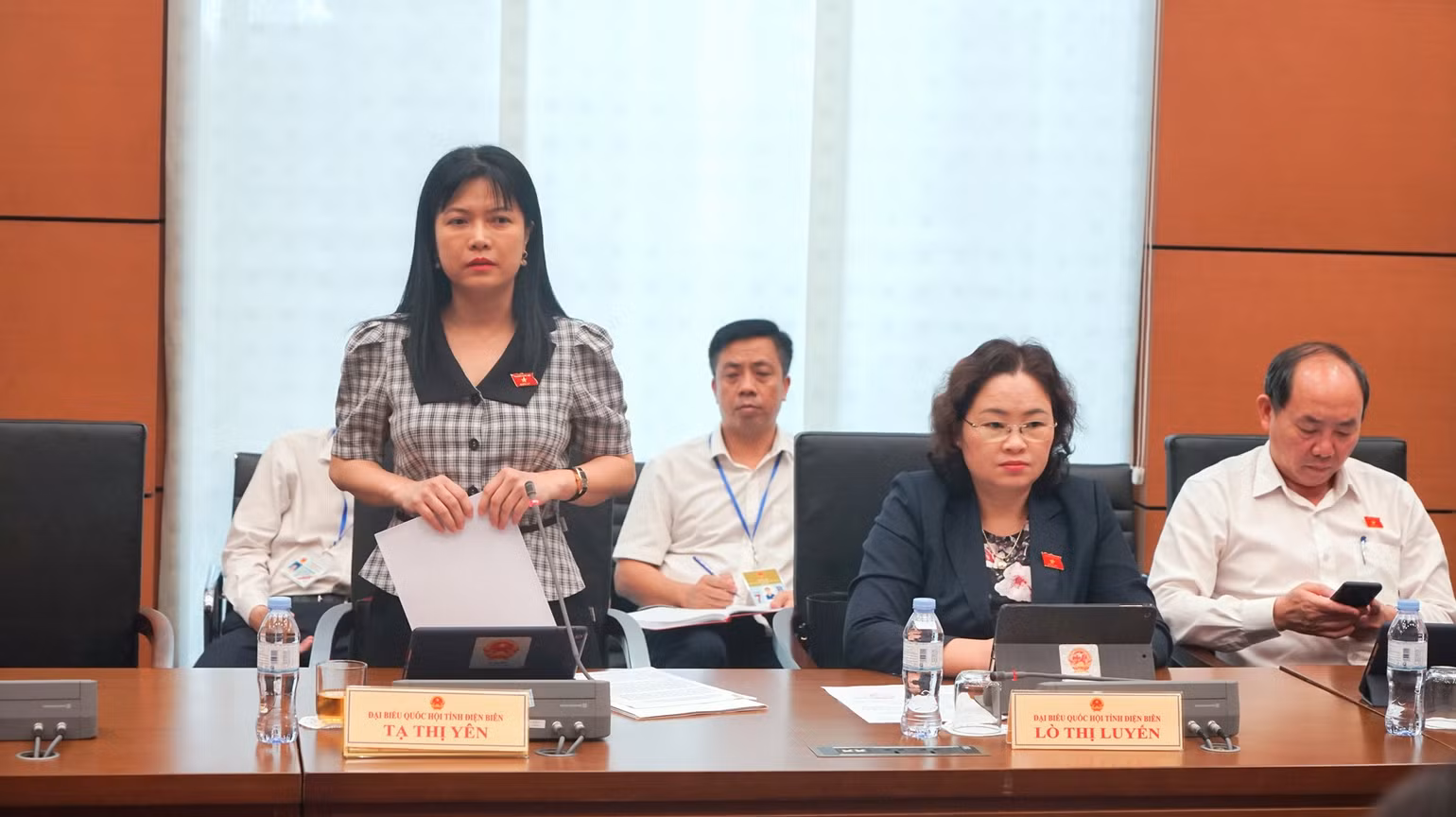 Đại biểu Tạ Thị Yên (Điện Biên) phát biểu. (Ảnh: TRUNG HƯNG)