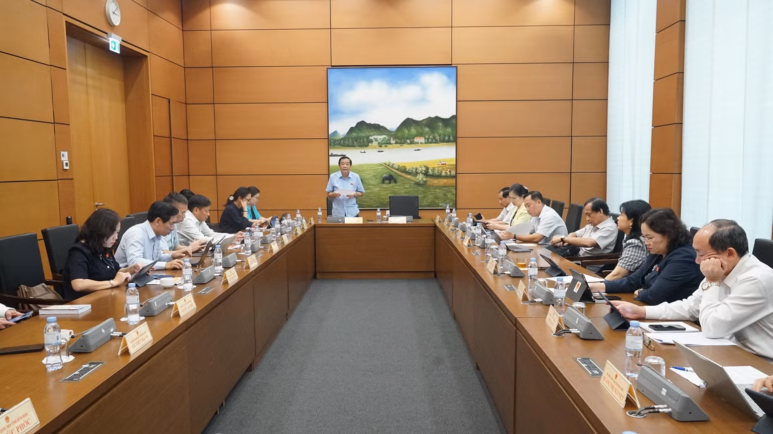 Quang cảnh phiên thảo luận tại Tổ 8. (Ảnh: TRUNG HƯNG)