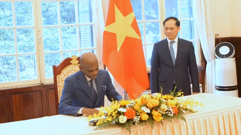 Bộ trưởng Ngoại giao, Hội nhập khu vực và Kiều dân Cộng hòa Togo Robert Dussey viết sổ lưu bút. (Ảnh: TRUNG HƯNG) Bộ trưởng Ngoại giao, Hội nhập khu vực và Kiều dân Cộng hòa Togo Robert Dussey viết sổ lưu bút. (Ảnh: TRUNG HƯNG)