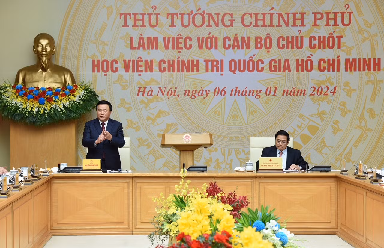 Đồng chí Nguyễn Xuân Thắng, Ủy viên Bộ Chính trị, Giám đốc Học viện Chính trị quốc gia Hồ Chí Minh, Chủ tịch Hội đồng Lý luận Trung ương phát biểu ý kiến. Đồng chí Nguyễn Xuân Thắng, Ủy viên Bộ Chính trị, Giám đốc Học viện Chính trị quốc gia Hồ Chí Minh, Chủ tịch Hội đồng Lý luận Trung ương phát biểu ý kiến.