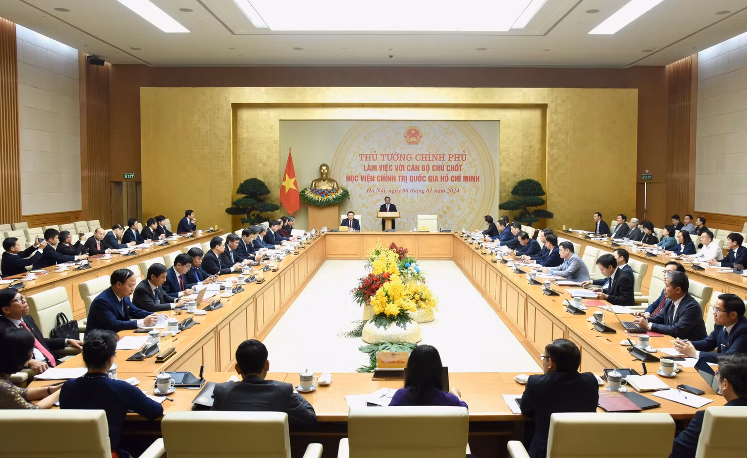 Quang cảnh buổi làm việc. Quang cảnh buổi làm việc.