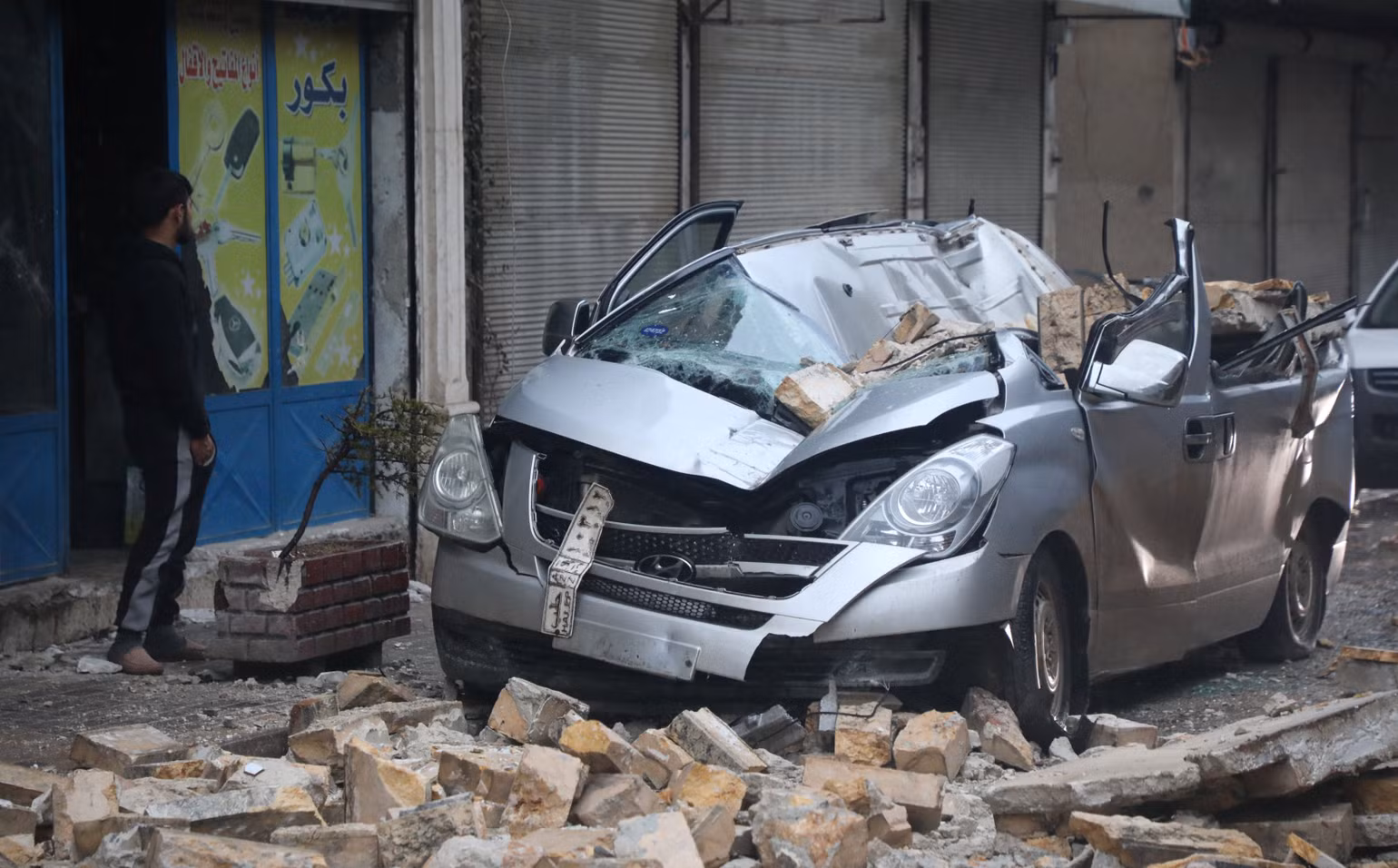 Xe ô-tô bị hư hỏng sau trận động đất ở Azaz, Syria, ngày 6/2. (Ảnh: Reuters)
