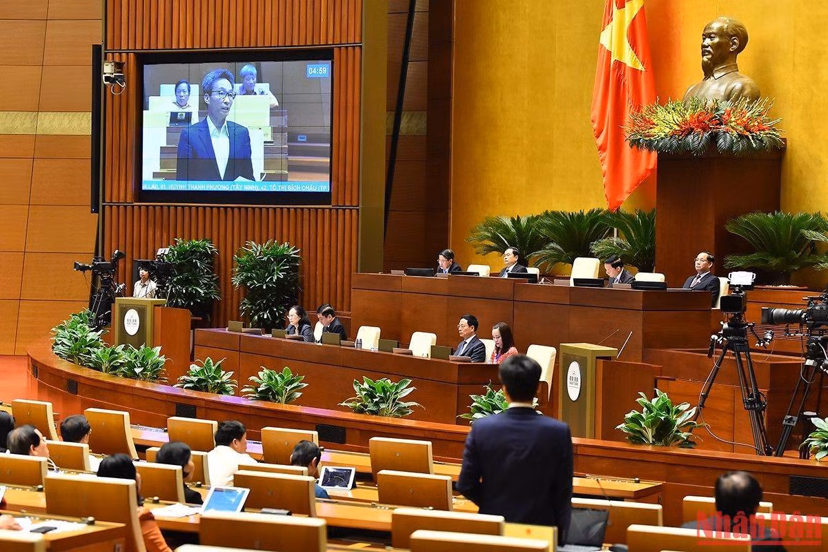 Phó Thủ tướng Chính phủ Vũ Đức Đam phát biểu tại phiên chất vấn. (Ảnh: THỦY NGUYÊN)
