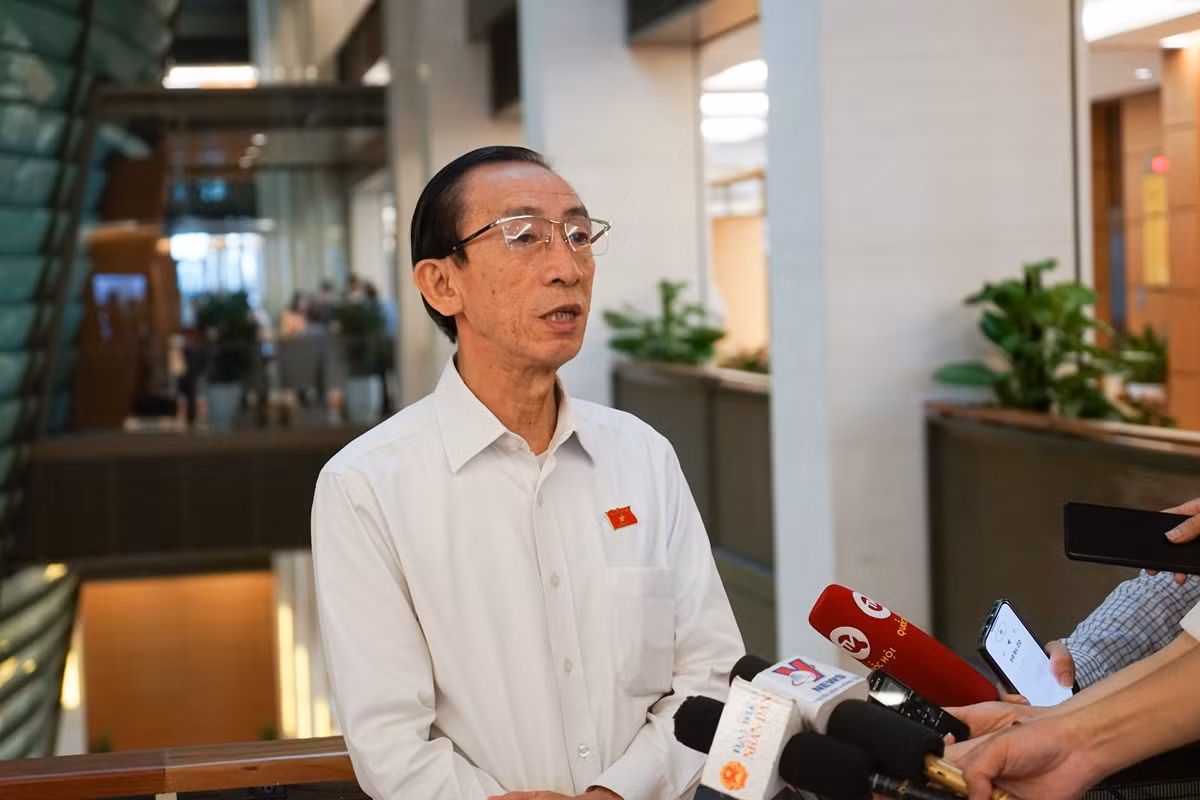Đại biểu Quốc hội Trần Hoàng Ngân (Thành phố Hồ Chí Minh) trả lời phỏng vấn báo chí. (Ảnh: TRUNG HƯNG)