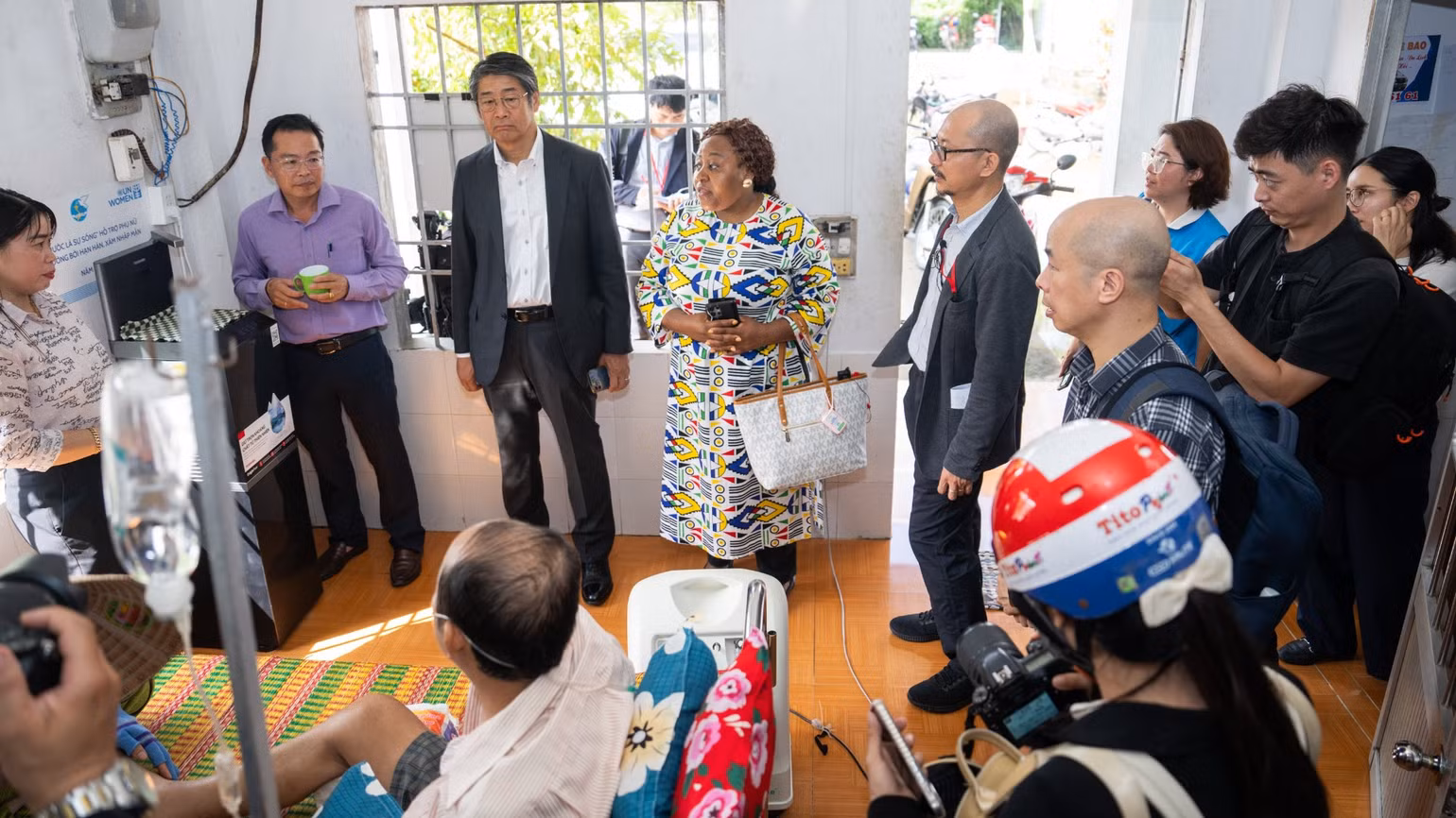 Các đại biểu thăm một cơ sở y tế địa phương được tài trợ thiết bị lọc nước từ dự án.