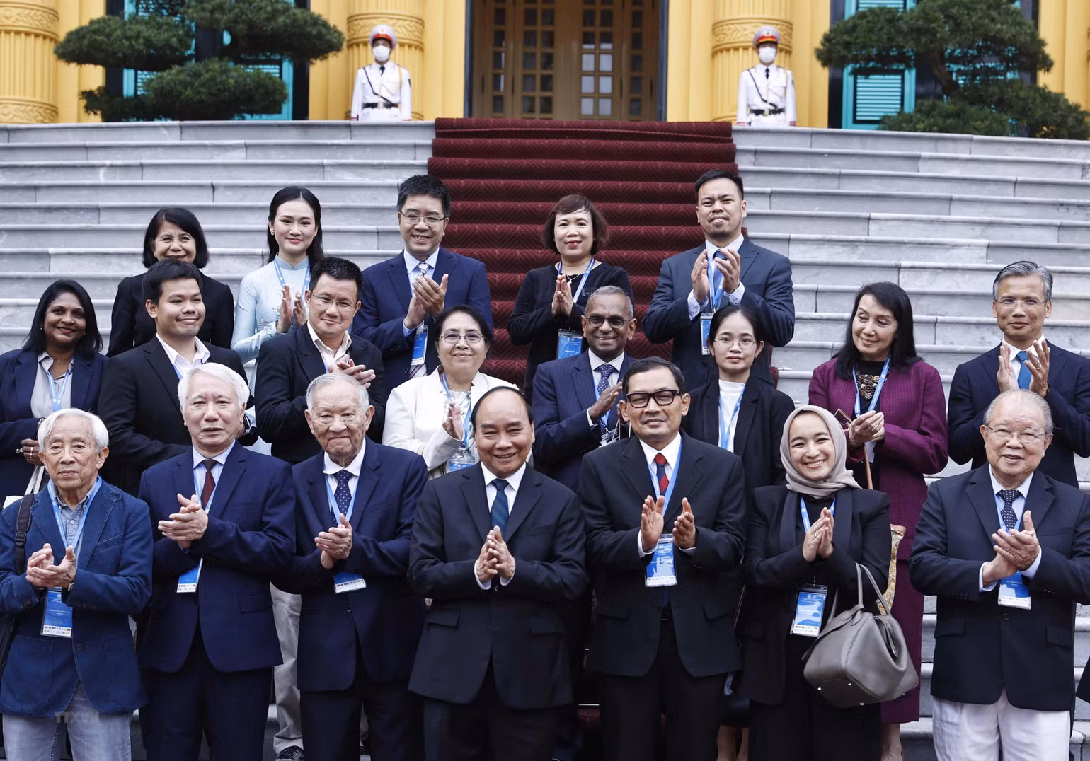 Chủ tịch nước Nguyễn Xuân Phúc với các đại biểu. (Ảnh: TTXVN) Chủ tịch nước Nguyễn Xuân Phúc với các đại biểu. (Ảnh: TTXVN)