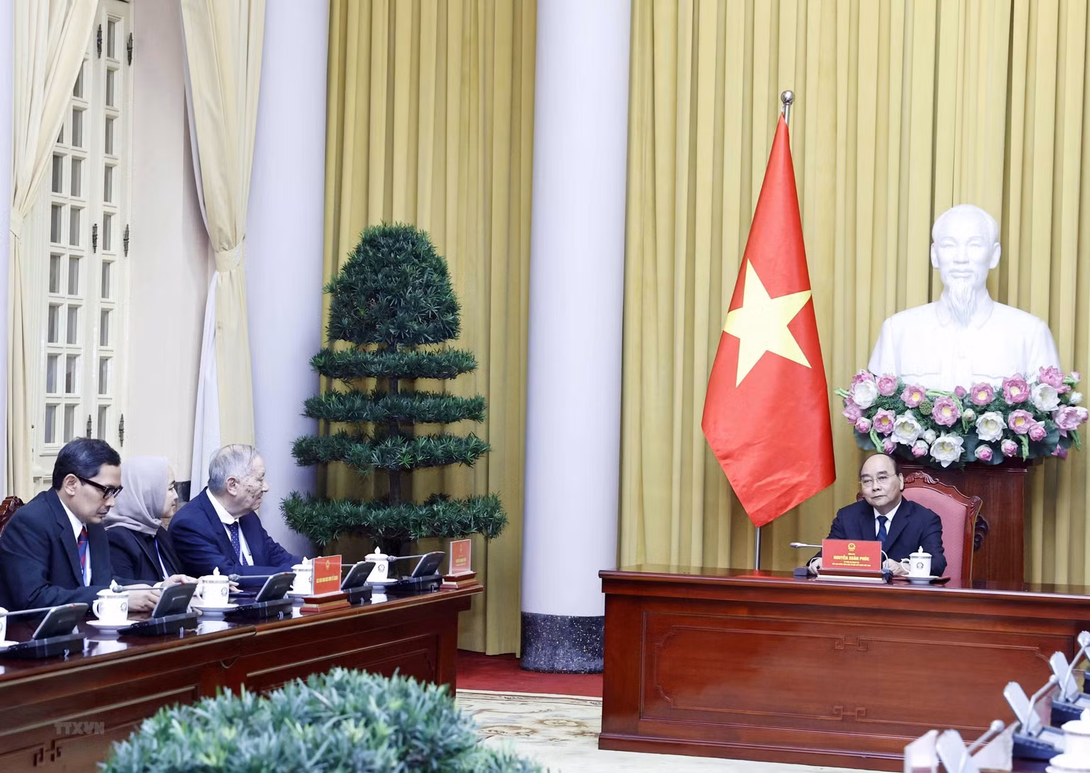 Chủ tịch nước Nguyễn Xuân Phúc gặp mặt các nhà khoa học thuộc Liên đoàn các Hội kinh tế Đông Nam Á. (Ảnh: TTXVN) Chủ tịch nước Nguyễn Xuân Phúc gặp mặt các nhà khoa học thuộc Liên đoàn các Hội kinh tế Đông Nam Á. (Ảnh: TTXVN)