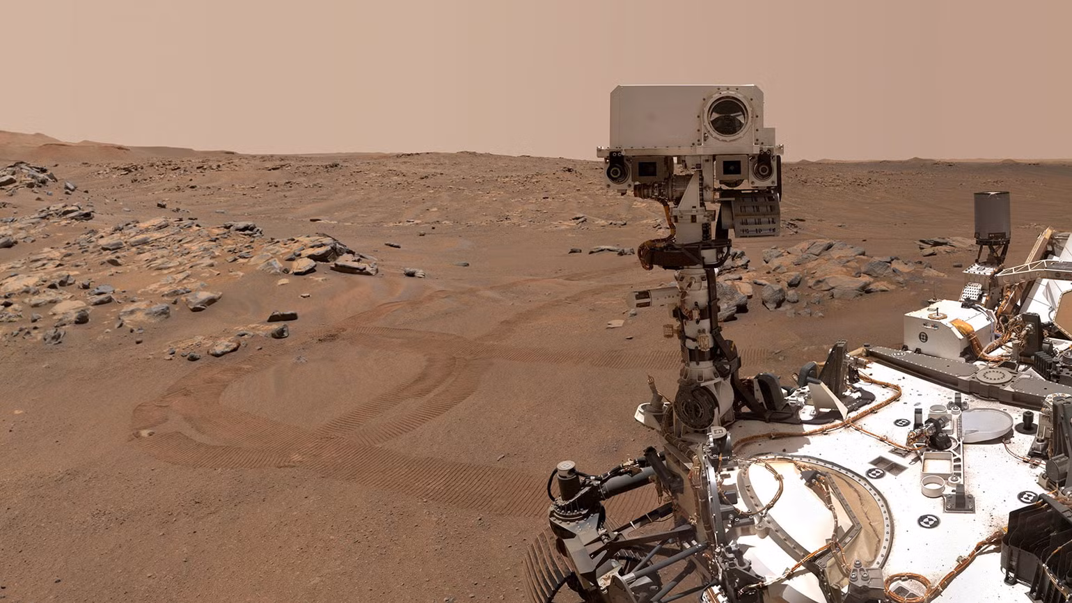 Tàu thăm dò Perseverance của NASA trong một bức ảnh selfie chụp trên một tảng đá có biệt danh là “Rochette” trên sao Hỏa, ngày 10/9/2021. (Ảnh: NASA)