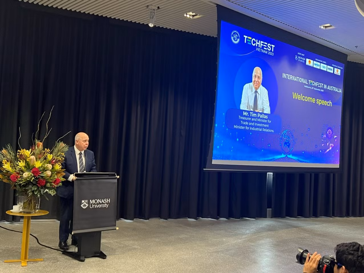 Ông Tim Pallas, Bộ trưởng Ngân khố-Thương mại-Đầu tư-Quan hệ công nghiệp của bang Victoria, Australia phát biểu tại sự kiện.