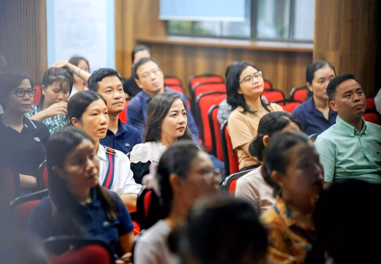Phụ huynh chờ làm thủ tục nhập học cho học sinh. Phụ huynh chờ làm thủ tục nhập học cho học sinh.