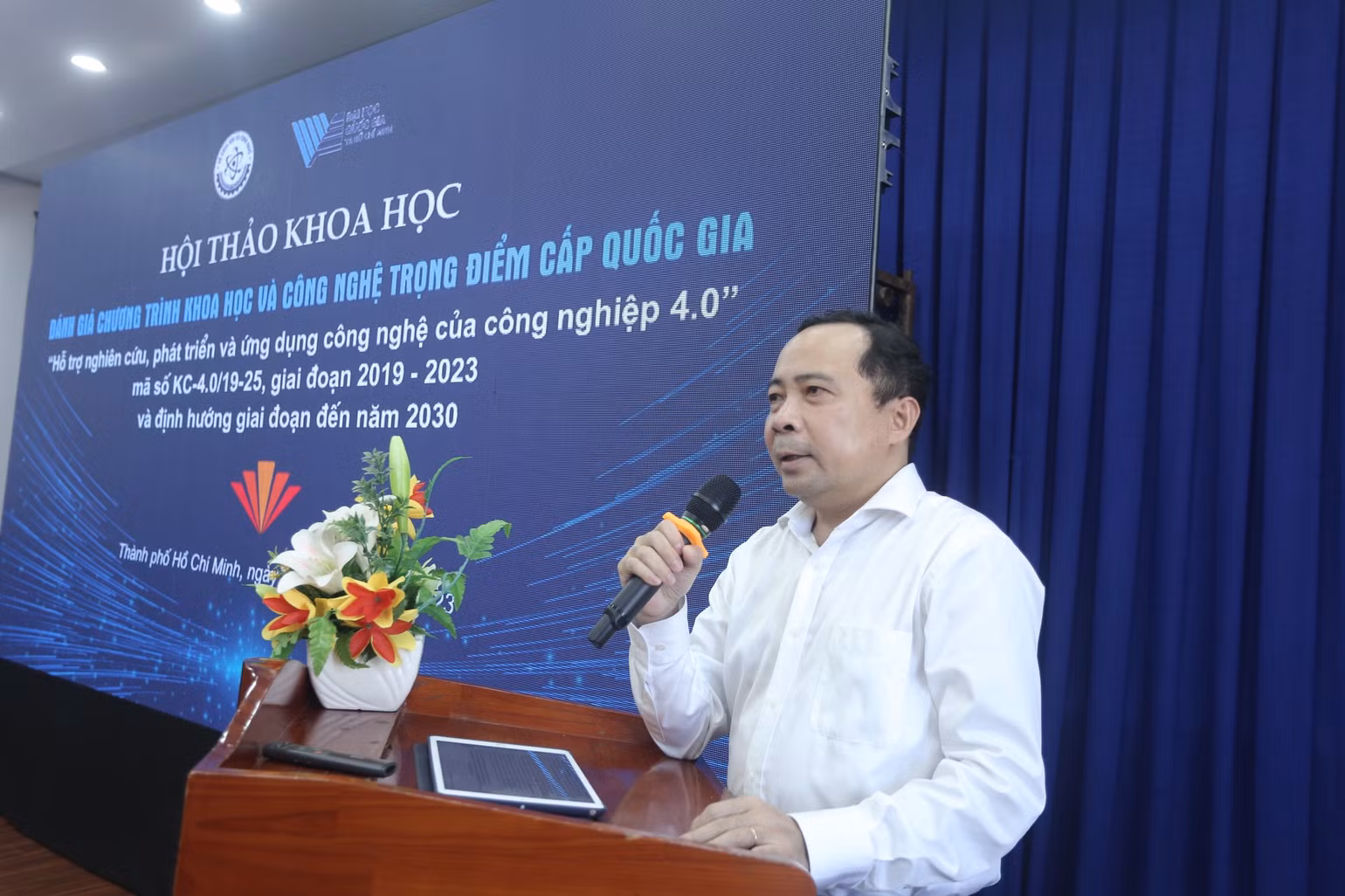 Phó Giáo sư, Tiến sĩ Vũ Hải Quân, Giám đốc Đại học Quốc gia Thành phố Hồ Chí Minh, Chủ nhiệm Chương trình KC 4.0 phát biểu tại hội thảo. Phó Giáo sư, Tiến sĩ Vũ Hải Quân, Giám đốc Đại học Quốc gia Thành phố Hồ Chí Minh, Chủ nhiệm Chương trình KC 4.0 phát biểu tại hội thảo.