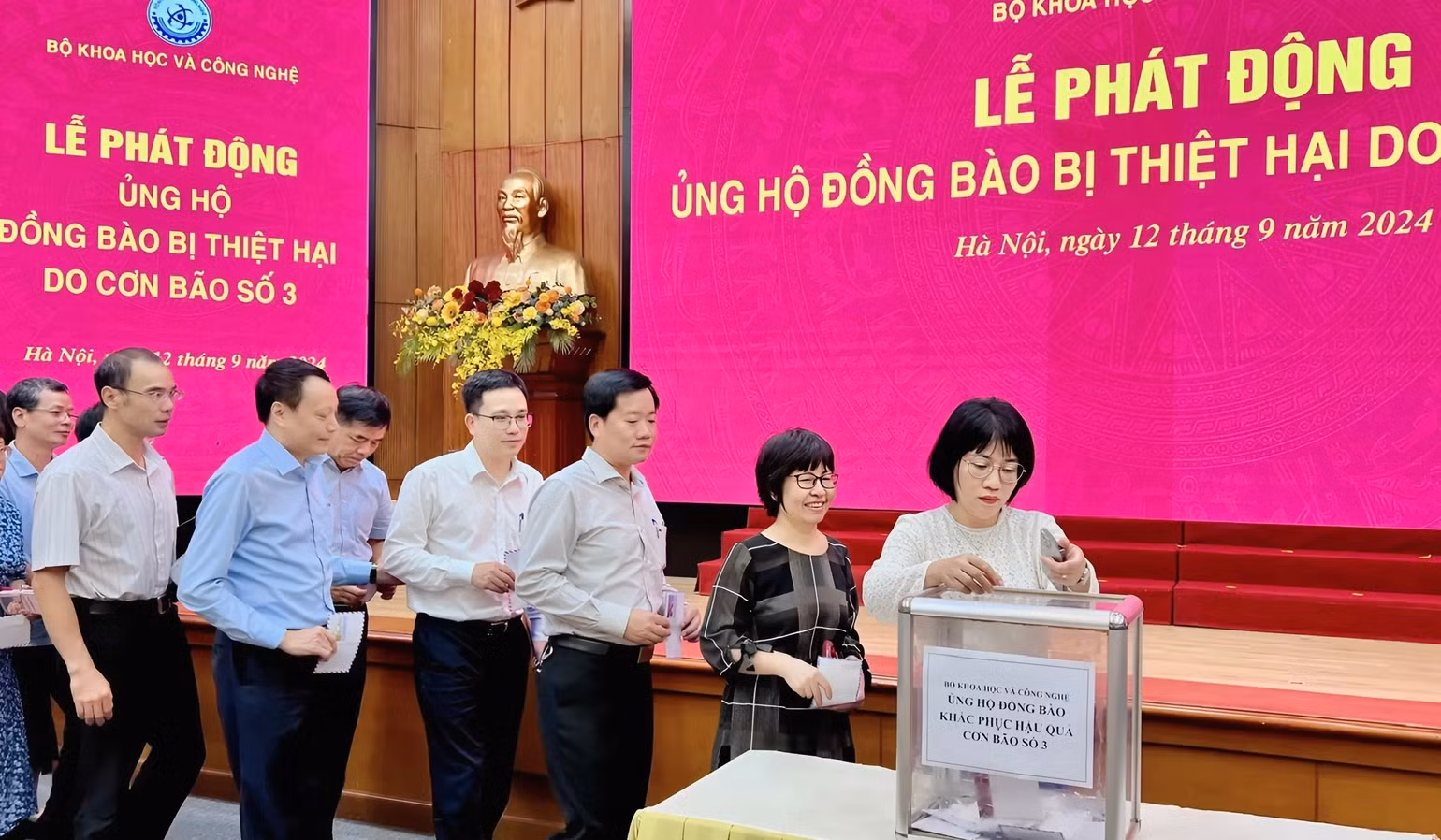 Cán bộ, công chức, viên chức, người lao động Bộ Khoa học và Công nghệ quyên góp ủng hộ đồng bào bị ảnh hưởng bởi cơn bão số 3. Cán bộ, công chức, viên chức, người lao động Bộ Khoa học và Công nghệ quyên góp ủng hộ đồng bào bị ảnh hưởng bởi cơn bão số 3.