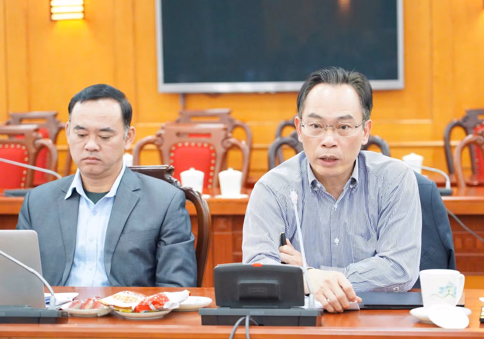 Thứ trưởng Giáo dục và Đào tạo Hoàng Minh Sơn (bên phải) phát biểu tại buổi làm việc. Thứ trưởng Giáo dục và Đào tạo Hoàng Minh Sơn (bên phải) phát biểu tại buổi làm việc.