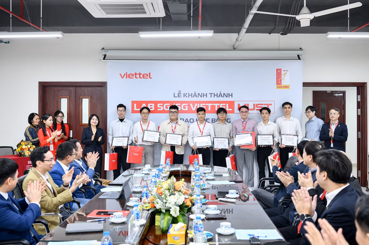 Viettel trao học bổng cao học phát triển tài năng nghiên cứu.