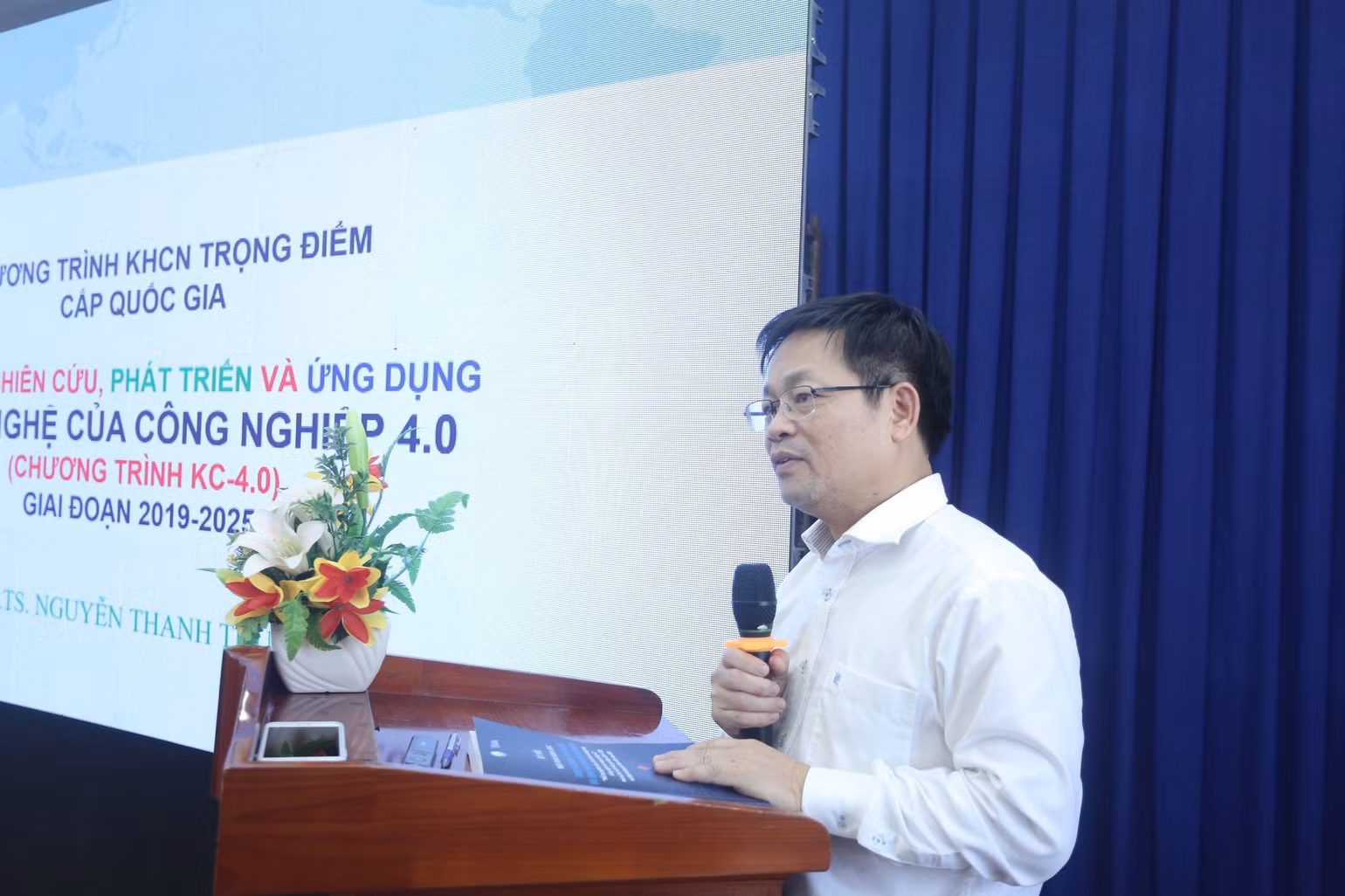 Giáo sư, Tiến sĩ Nguyễn Thanh Thủy, Phó Chủ nhiệm Chương trình KC 4.0 báo cáo sơ kết, đánh giá Chương trình. Giáo sư, Tiến sĩ Nguyễn Thanh Thủy, Phó Chủ nhiệm Chương trình KC 4.0 báo cáo sơ kết, đánh giá Chương trình.