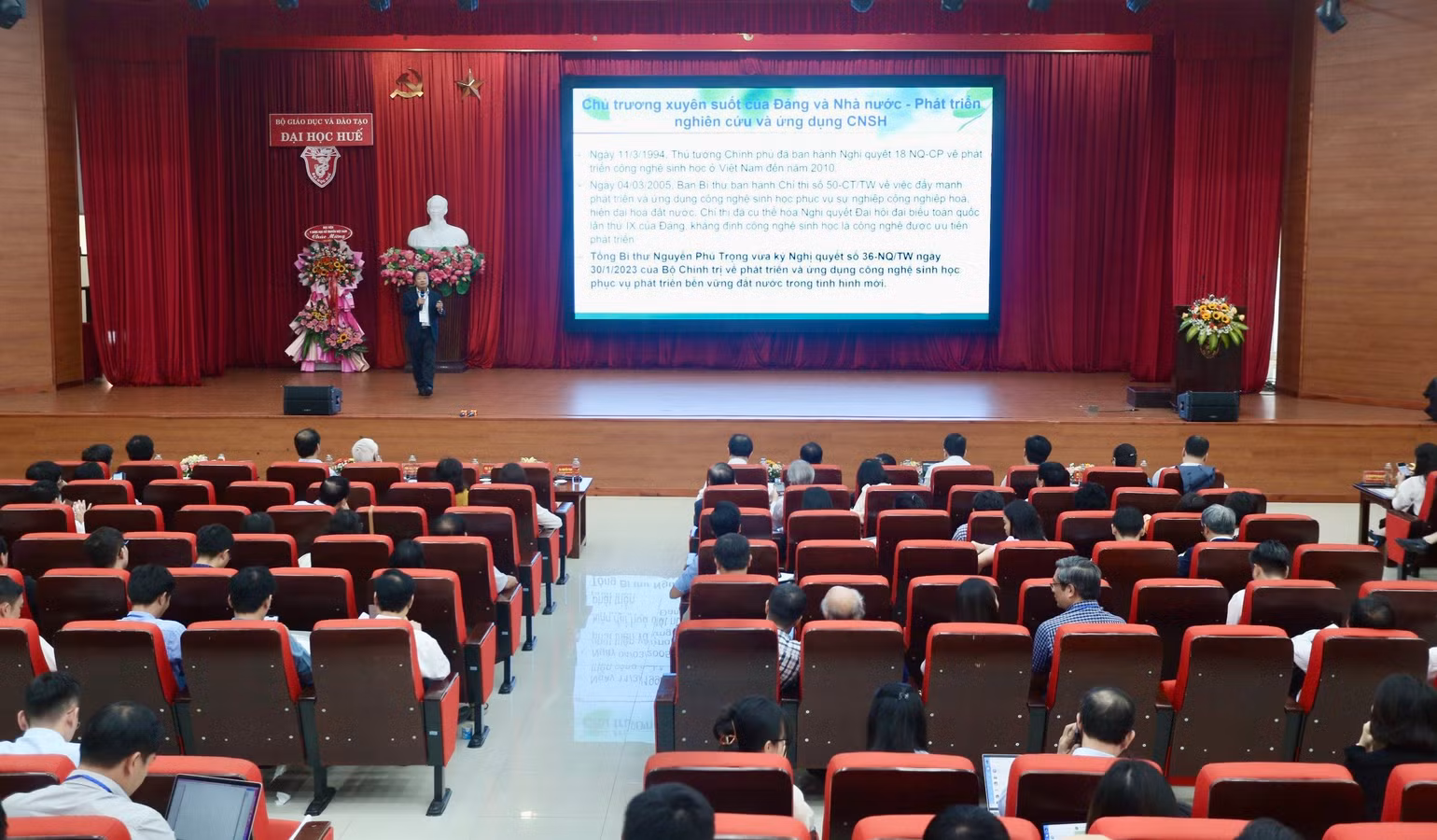 Quang cảnh hội thảo. Quang cảnh hội thảo.