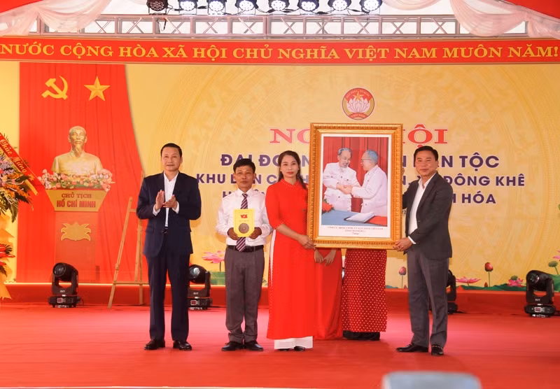 Lãnh đạo tỉnh Thanh Hóa tặng bức ảnh "Bác Hồ với Bác Tôn" cho khu dân cư thôn Chợ Rủn.