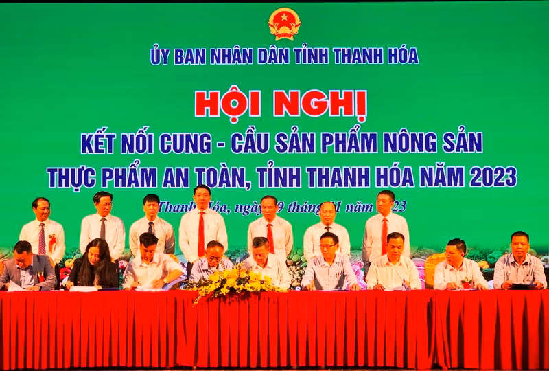 Các doanh nghiệp ký kết hợp tác sản xuất, tiêu thụ nông sản, thực phẩm an toàn.